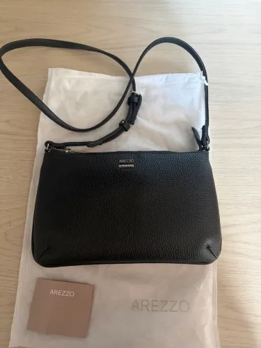 Bolsa Arezzo preta tiracolo