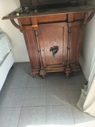 LINDO ORATÓRIO ANTIGO COM APOIO E ARMARIO EMBAIXO