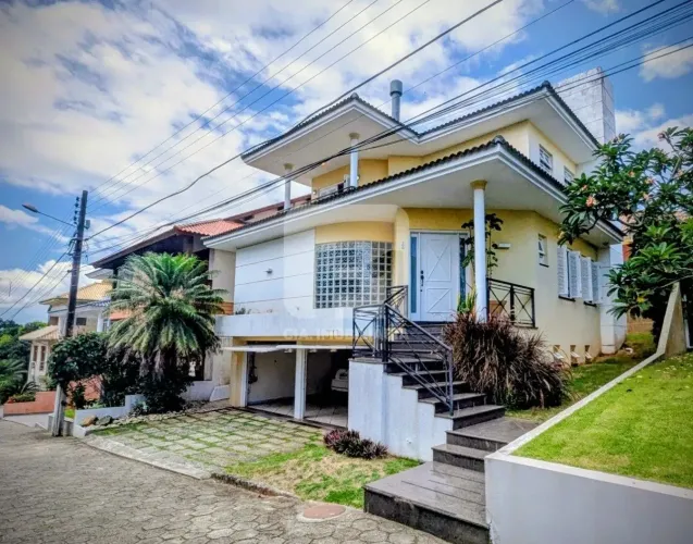 Casa de 3 dormitórios à venda em Coqueiros