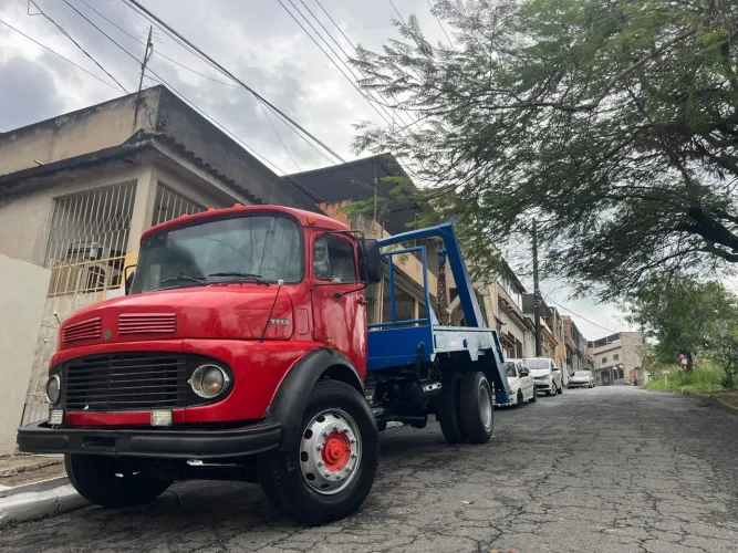 CAMINHÃO TURBINADO COM 4 CAÇAMBAS 