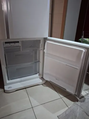 Vendo geladeira semi nova Electrolux 454 litros