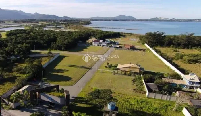 Lote amplo em condomínio alto padrão com área verde e lagoa