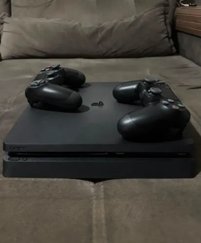 Vendo ps4 com 2 controles