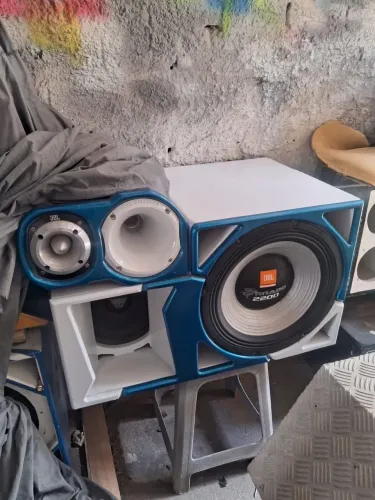 Caixa Trio + mesa de som