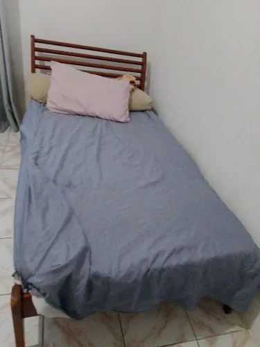 Cama de solteiro, meio casal, são duas camas de madeira.
