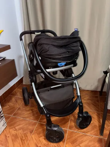 Carrinho com bebe conforto
