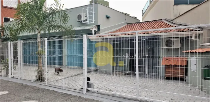 SALA COMERCIAL ( POSSIBILIDADE DE TER 3 COMÉRCIOS) LOCALIZADA NO BAIRRO ESCOLA AGRÍCOLA.