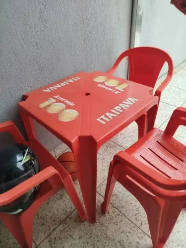 Mesa plástica com 4 cadeiras Itaipava