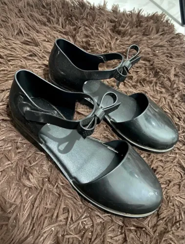sapatilha melissa preta com laço tamanho 33