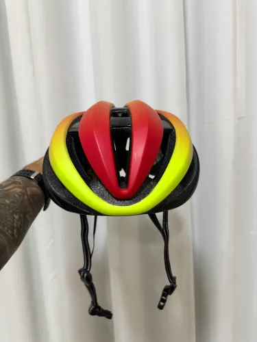 Capacete Giro tamanho M colorido sem Mips