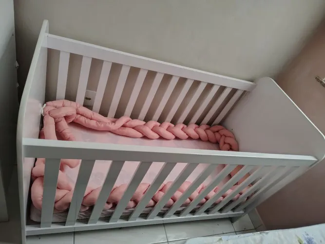 Berço 2 níveis de altura, lençol e trança rosa de brinde 