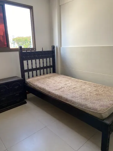 02 camas de solteiro antiga e uma mesinha de cabeceira em ótimo estado