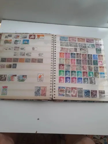 Selos Antigos Album Com Diversos Diversos Países 600 Selos (Usado)