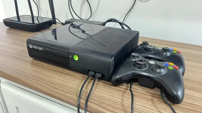 Xbox 360 Super Slim Desbloqueado + 2 Controles (1 Original) - Funcionando 100%!
