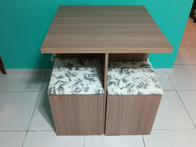 Conjunto Mesa e 4 banquetas baú