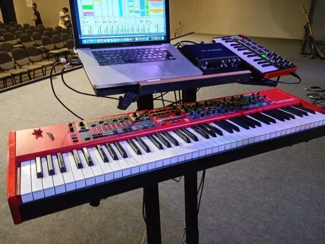 Teclado Nord Stage 2 HA 76 em ótimo estado - teclas com ação de martelo como um piano