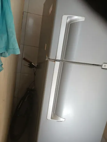 Uma geladeira em boa condição geladeira gela em cima bem e em baixo gela pouco.