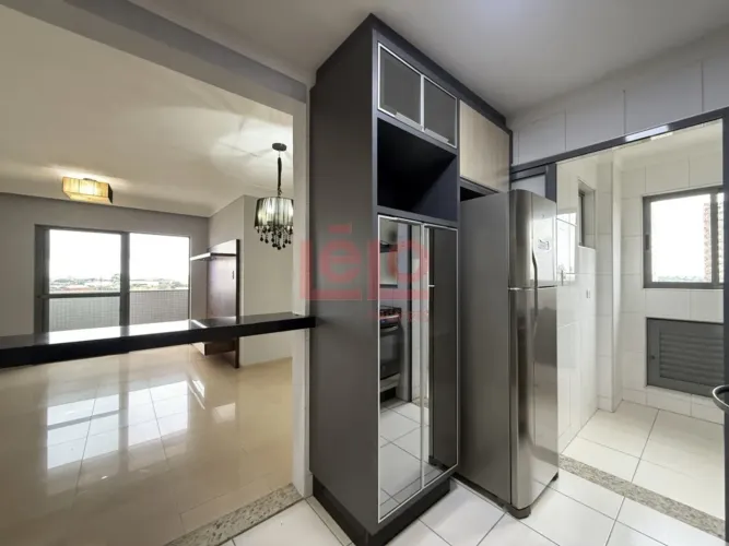 Apartamento para alugar na Zona 03 em Maringá, com 3 quartos, suíte, sacada e 2 vagas