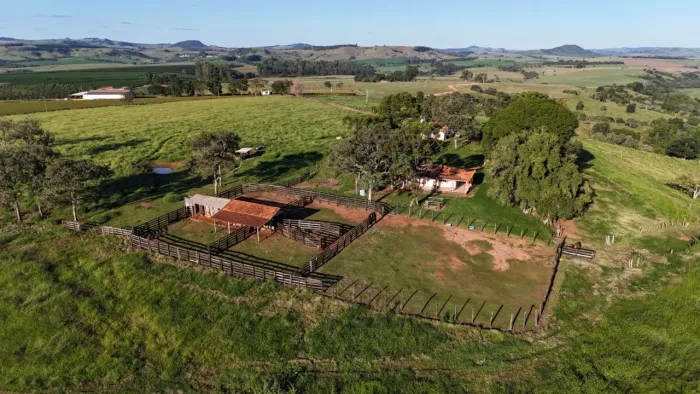 *EXCELENTE FAZENDA NA REGIÃO DE TAQUARITUBA - SP* ?? Área Total: 175,19 Hectares ou 72,39 