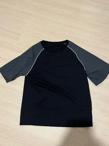Camisa masculina preta e cinza