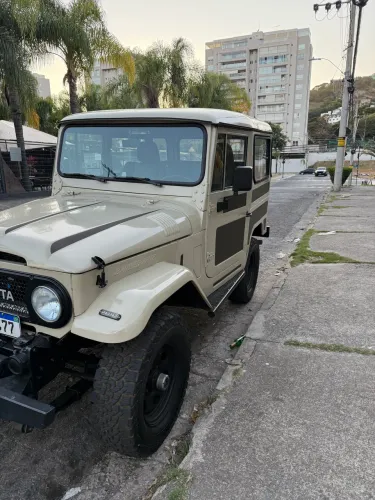 Toyota Band.Jipe Cap.de Aço Chas. Curto Diesel 1978