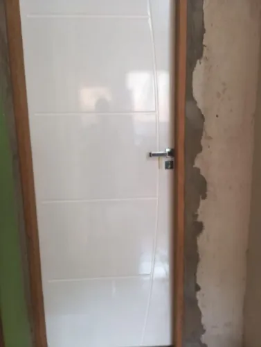 Porta Branca Frisada 2,10 x 70 cm + Fechadura e Maçaneta NOVAS