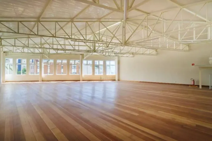 Prédio Comercial no Centro de Curitiba  525m², Alto Padrão e Excelente Visibilidade