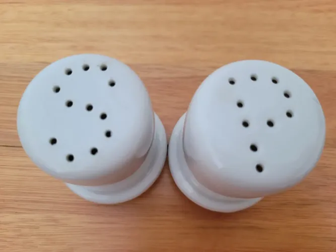Saleiro e pimenteiro em porcelana