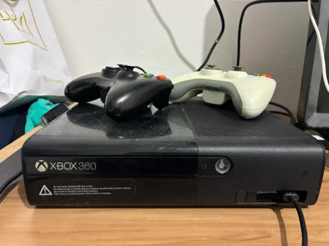 Vende Xbox 360 em ótimo estado dois controles com baterias e carregador