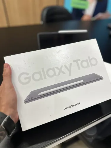 Tablet Samsung Galaxy Tab S10 FE com Capa e Caneta S Pen 8GB RAM 128GB