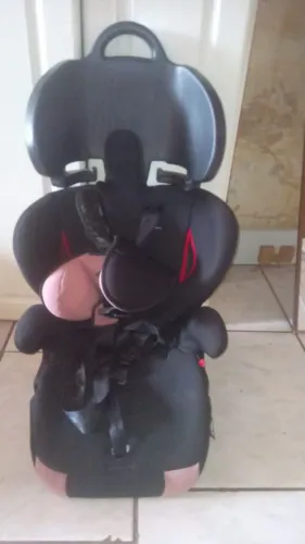 Vendo cadeirinha de menina para carro.