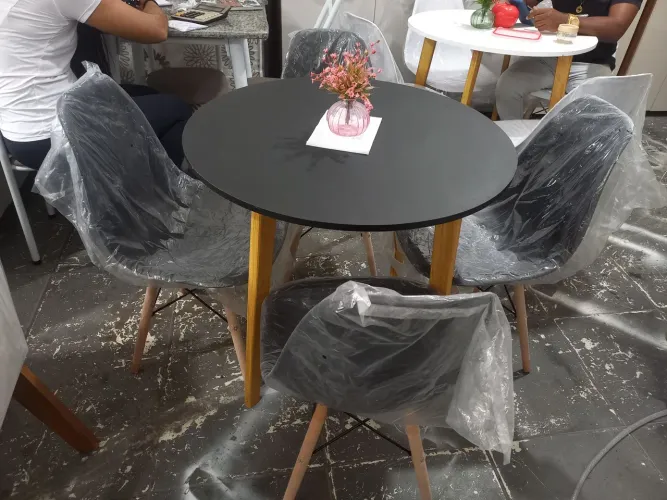 Conjunto de quatro cadeiras com mesa