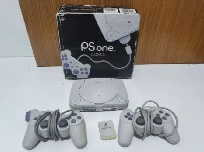 PlayStation One na Caixa com 2 controles e memory card