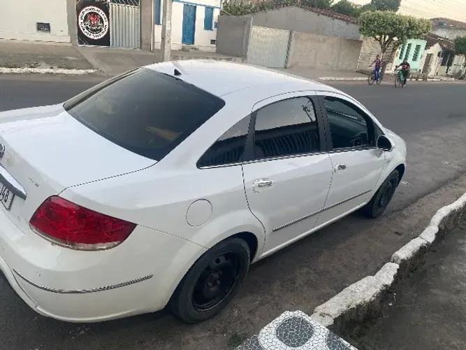 Fiat Linea Essence 1.8 Flex 16V 4P 2015