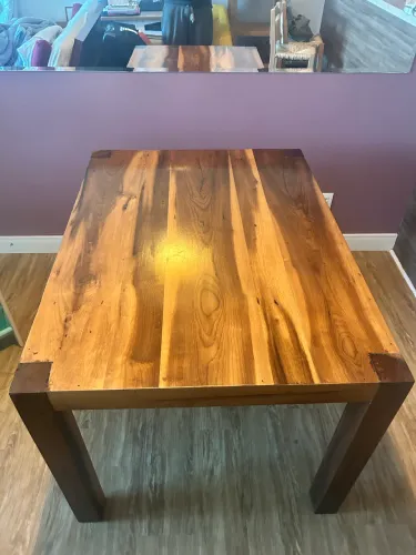 Mesa de madeira bruta