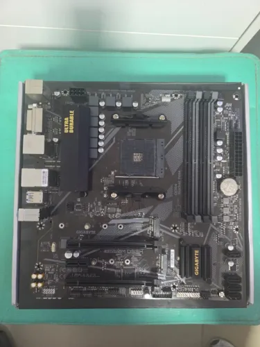 Placa-mãe Gigabyte B550m DS3H c/ peq. detalhe