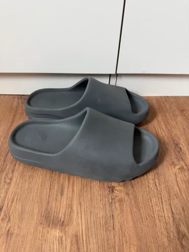 Yeezy Slide Onyx Tam 43/44