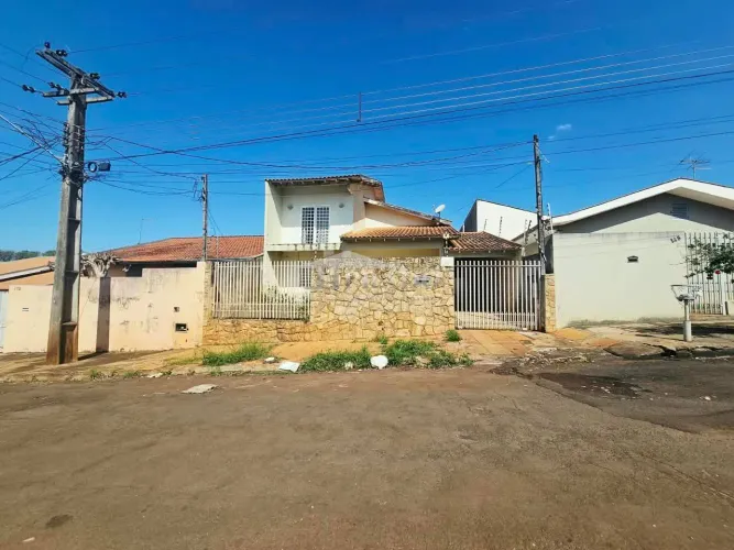 Sobrado com 4 dormitórios para alugar, 246 m² por R$ 1.900,00/mês - Setor 4 - Ibiporã/PR
