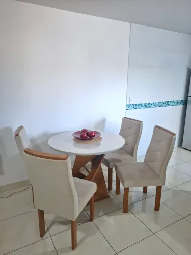 Mesa de jantar redonda com 4 cadeiras