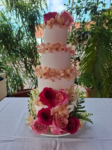 Bolo casamento, sobremesas, kit festa e muito mais