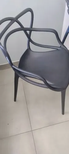 4 Cadeiras Allegra preto em polipropileno.