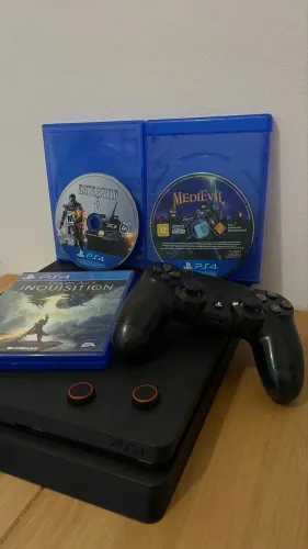 PlayStation 4 slim com 3 jogos