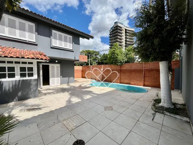 Casa com Piscina, Suíte e 256m² em Bairro Nobre de Gravataí para Venda ou Locação