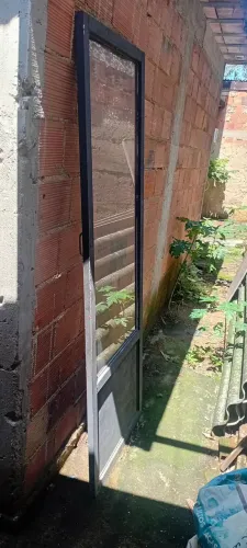 Porta de ferro e vidro 2,10 X 0,75