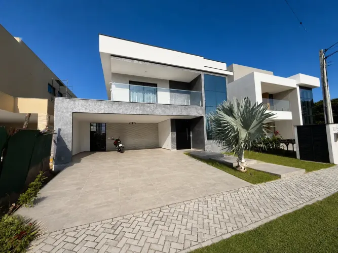 Casa Duplex Alphaville Cabo Frio com 282,32m², 3 Suítes, Área Gourmet, Piscina, Pé-Direito