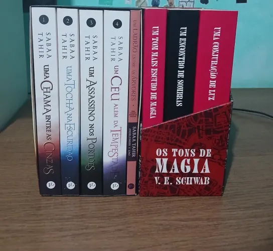 Lote/Kit 8 livros 2 box uma chama entre as cinzas e box os tons de magia