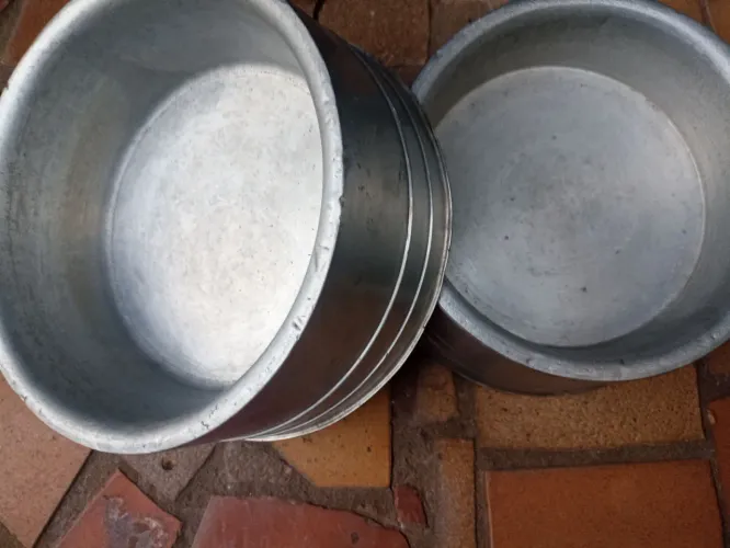 Vendo ótimo para animalzinho não tomba semi novo. * de inox resistente