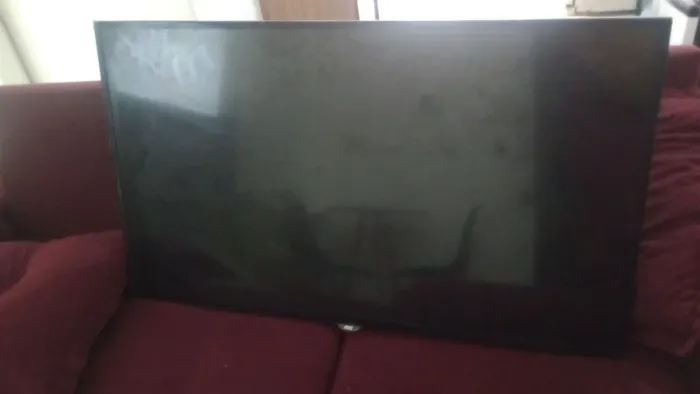 Televisão pra tirada de peças,ela não tá ligando 