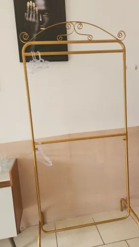 Vendo arara e provador com cortina