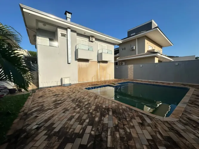 Sobrado para Venda e Locação com 3 quarto sendo duas Suite, com 292m2, na Chácara Odete, B